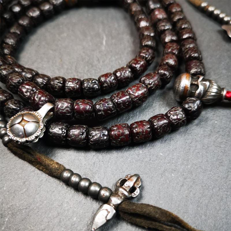 This old rudraksha mala was handmade from tibetan crafts man in Baiyu County. It's composed of 108 pcs 8mm rudraksha beads,with cold iron beads,1 pair of bead counters,guru bead,and dzi bead pendant.
