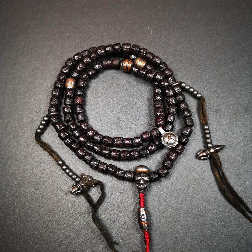 This old rudraksha mala was handmade from tibetan crafts man in Baiyu County. It's composed of 108 pcs 8mm rudraksha beads,with cold iron beads,1 pair of bead counters,guru bead,and dzi bead pendant.