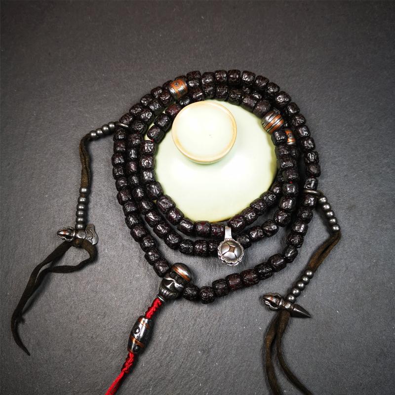 This old rudraksha mala was handmade from tibetan crafts man in Baiyu County. It's composed of 108 pcs 8mm rudraksha beads,with cold iron beads,1 pair of bead counters,guru bead,and dzi bead pendant.