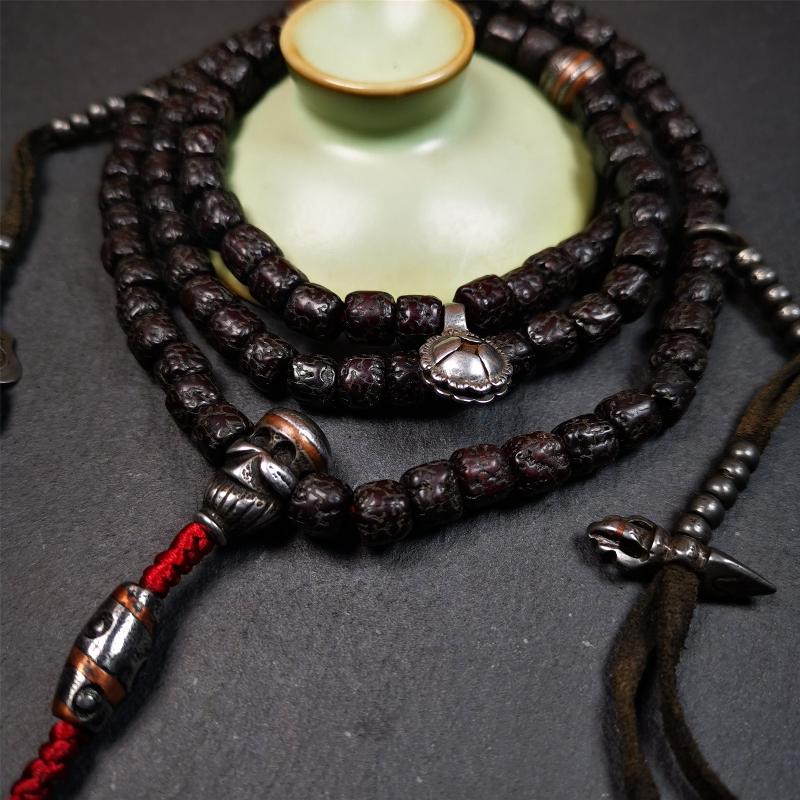 This old rudraksha mala was handmade from tibetan crafts man in Baiyu County. It's composed of 108 pcs 8mm rudraksha beads,with cold iron beads,1 pair of bead counters,guru bead,and dzi bead pendant.