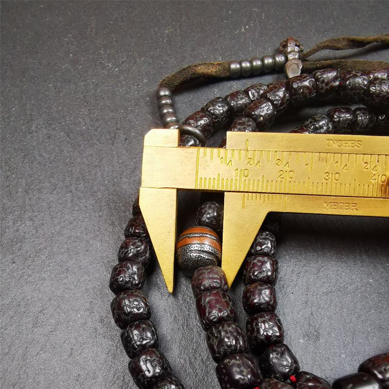 This old rudraksha mala was handmade from tibetan crafts man in Baiyu County. It's composed of 108 pcs 8mm rudraksha beads,with cold iron beads,1 pair of bead counters,guru bead,and dzi bead pendant.