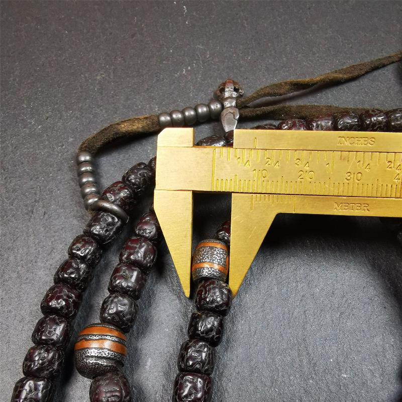 This old rudraksha mala was handmade from tibetan crafts man in Baiyu County. It's composed of 108 pcs 8mm rudraksha beads,with cold iron beads,1 pair of bead counters,guru bead,and dzi bead pendant.