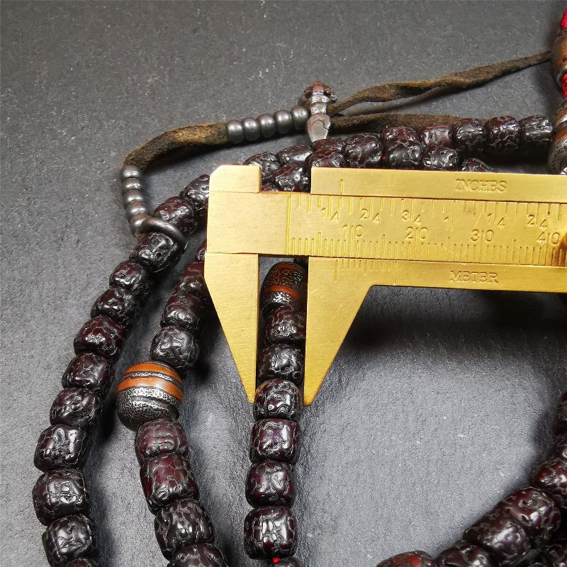 This old rudraksha mala was handmade from tibetan crafts man in Baiyu County. It's composed of 108 pcs 8mm rudraksha beads,with cold iron beads,1 pair of bead counters,guru bead,and dzi bead pendant.