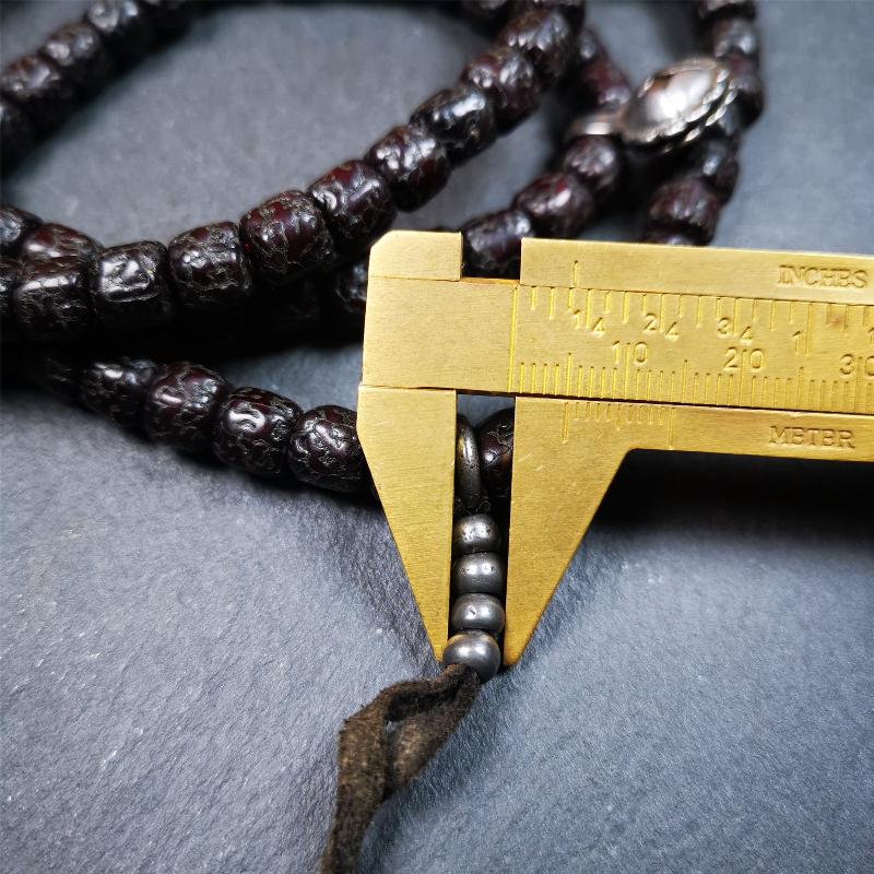 This old rudraksha mala was handmade from tibetan crafts man in Baiyu County. It's composed of 108 pcs 8mm rudraksha beads,with cold iron beads,1 pair of bead counters,guru bead,and dzi bead pendant.