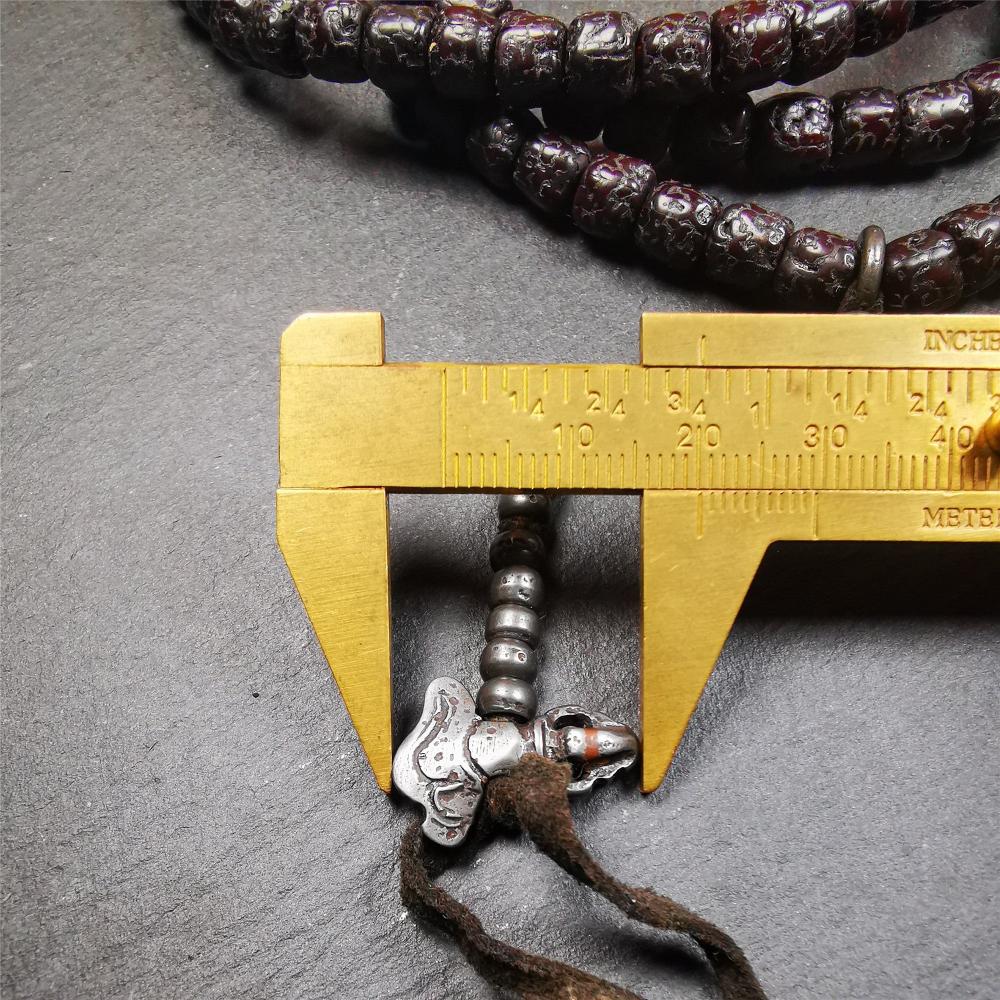 This old rudraksha mala was handmade from tibetan crafts man in Baiyu County. It's composed of 108 pcs 8mm rudraksha beads,with cold iron beads,1 pair of bead counters,guru bead,and dzi bead pendant.