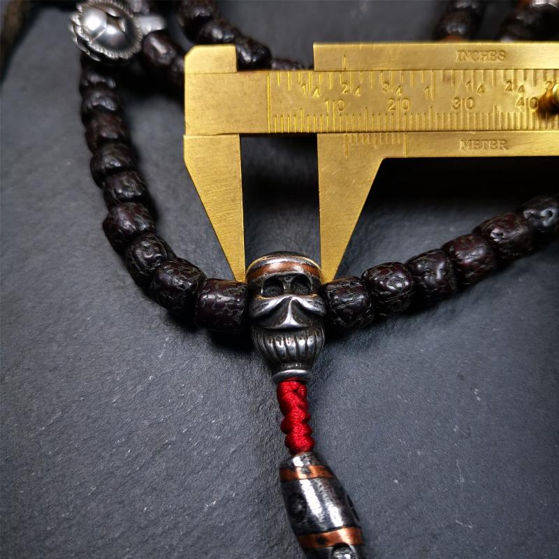 This old rudraksha mala was handmade from tibetan crafts man in Baiyu County. It's composed of 108 pcs 8mm rudraksha beads,with cold iron beads,1 pair of bead counters,guru bead,and dzi bead pendant.