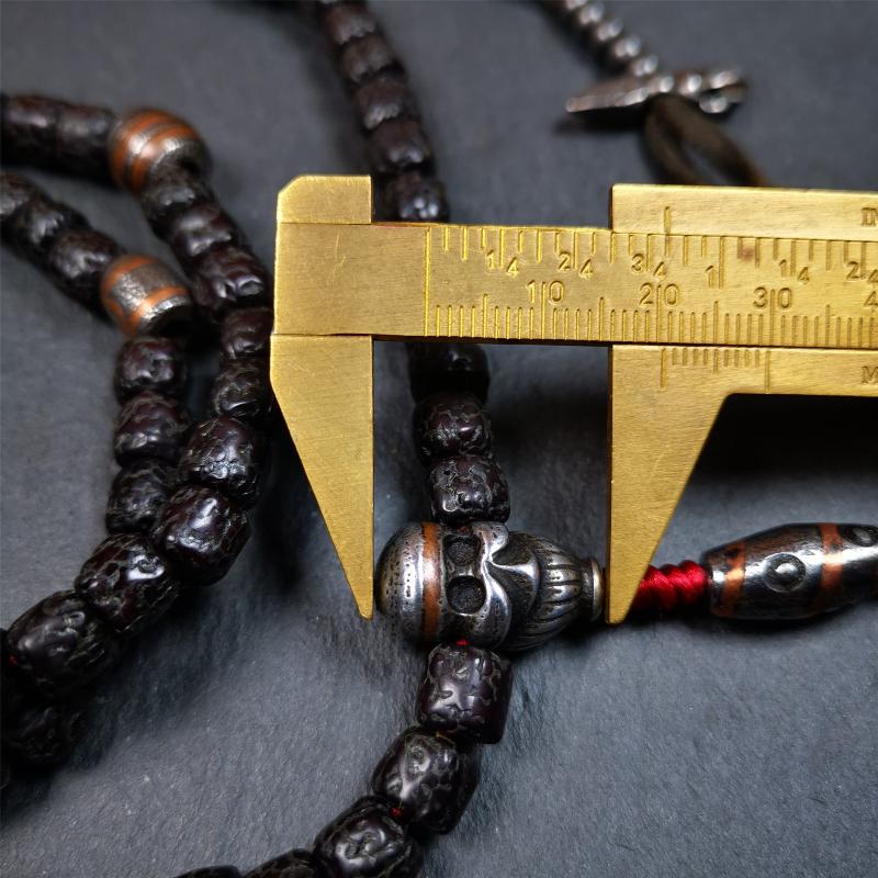 This old rudraksha mala was handmade from tibetan crafts man in Baiyu County. It's composed of 108 pcs 8mm rudraksha beads,with cold iron beads,1 pair of bead counters,guru bead,and dzi bead pendant.