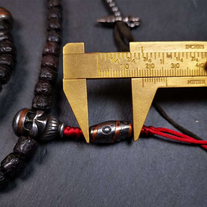 This old rudraksha mala was handmade from tibetan crafts man in Baiyu County. It's composed of 108 pcs 8mm rudraksha beads,with cold iron beads,1 pair of bead counters,guru bead,and dzi bead pendant.