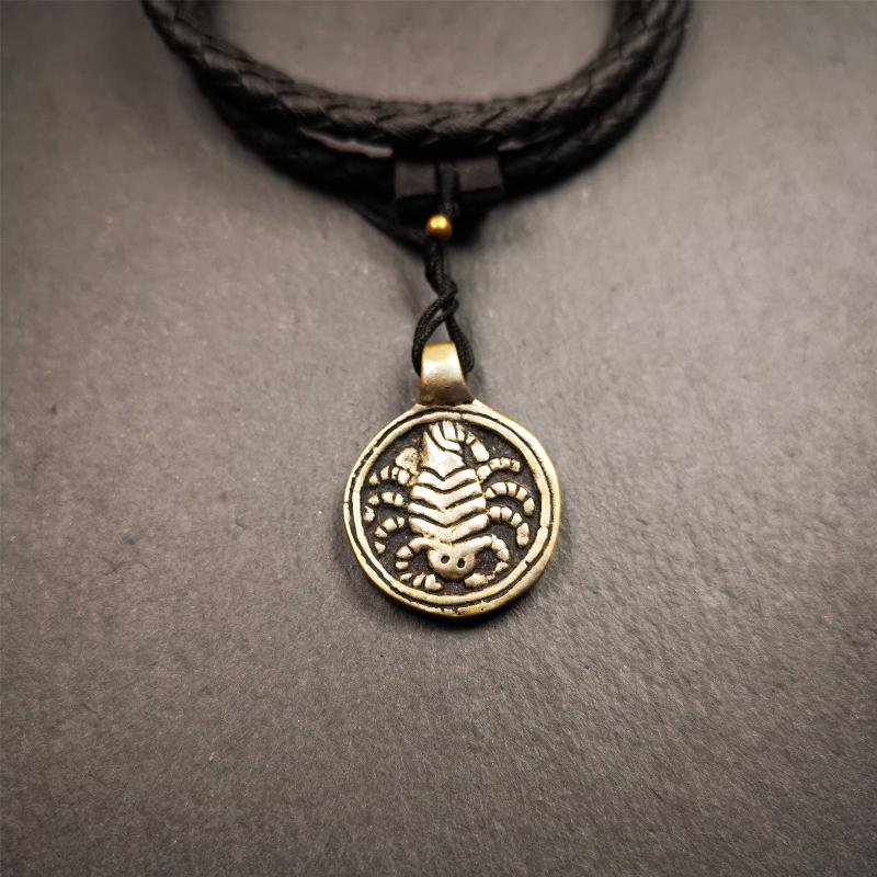 This scorpion amulet is made by Tibetan craftsmen in Hepo Township, Baiyu County, the birthplace of the famous Tibetan handicrafts. It is made of brass, size is 0.67 inches. You can make it into a necklace, or a keychain