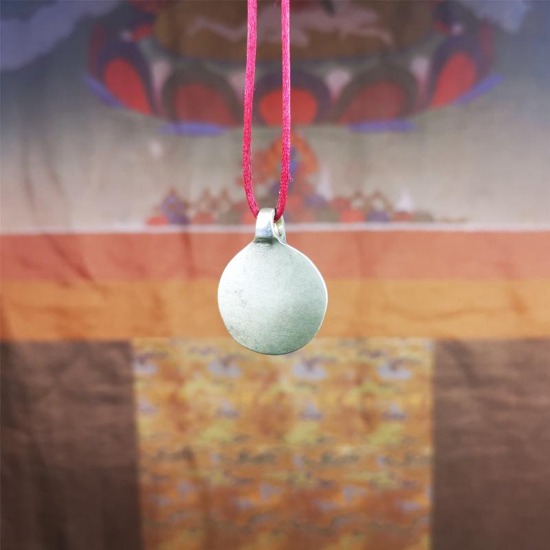 This scorpion amulet is made by Tibetan craftsmen in Hepo Township, Baiyu County, the birthplace of the famous Tibetan handicrafts. It is made of brass, size is 0.67 inches. You can make it into a necklace, or a keychain