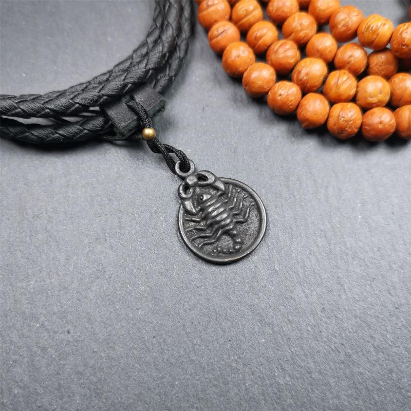 This scorpion amulet is made by Tibetan craftsmen in Hepo Township, Baiyu County, the birthplace of the famous Tibetan handicrafts. It is made of thokcha, size is 0.8 inches. You can make it into a necklace, or a keychain, or just put it in your shrine.