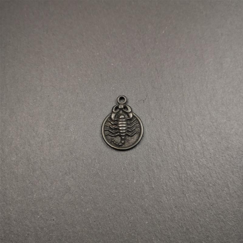 This scorpion amulet is made by Tibetan craftsmen in Hepo Township, Baiyu County, the birthplace of the famous Tibetan handicrafts. It is made of thokcha, size is 0.8 inches. You can make it into a necklace, or a keychain, or just put it in your shrine.