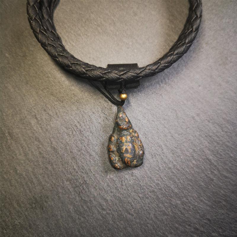 This scorpion amulet was collected from Derge County,Tibet,about 40 years old. It is made of copper, size is 0.95" × 0.55" inches. You can make it into a necklace, or a keychain, or just put it in your shrine.