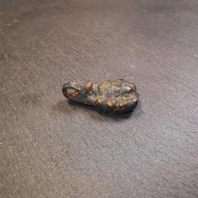 This scorpion amulet was collected from Derge County,Tibet,about 40 years old. It is made of copper, size is 0.95" × 0.55" inches. You can make it into a necklace, or a keychain, or just put it in your shrine.