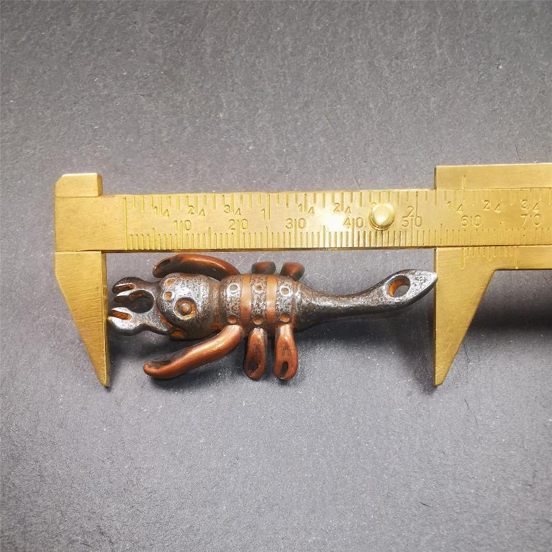 This scorpion is handmade by Tibetan craftsmen in Hepo Township, Baiyu County, the birthplace of the famous Tibetan handicrafts. It is made of cold iron,black color, the shape is scorpion guru (from Guru Rinpoche), use the copper inlaid and carved craftsmanship. The eight legs of this scorpion are carved from copper and are inlaid in a body made of thunder iron,a beautiful pattern on the abdomen of the scorpion, exquisite and beautiful craftsmanship.