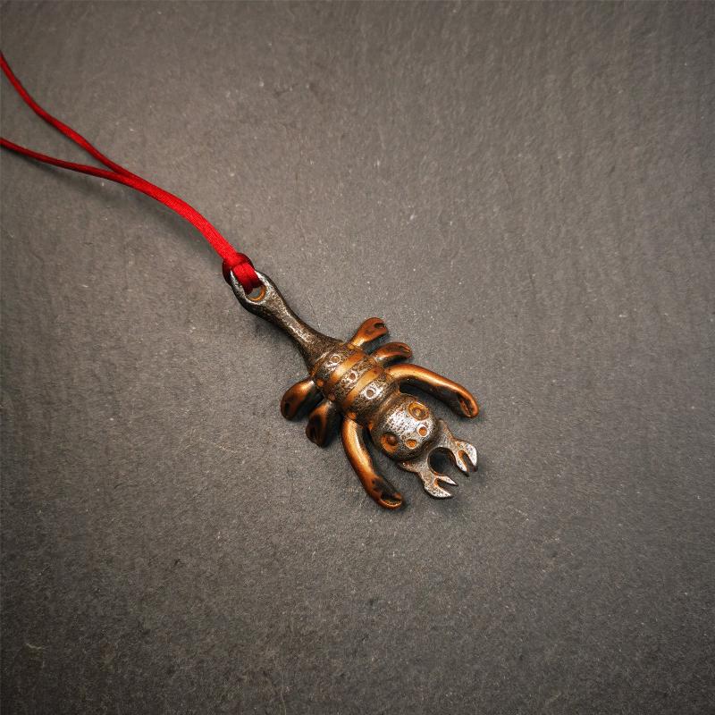 This scorpion is handmade by Tibetan craftsmen in Hepo Township, Baiyu County, the birthplace of the famous Tibetan handicrafts. It is made of cold iron,black color, the shape is scorpion guru (from Guru Rinpoche), use the copper inlaid and carved craftsmanship. The eight legs of this scorpion are carved from copper and are inlaid in a body made of thunder iron,a beautiful pattern on the abdomen of the scorpion, exquisite and beautiful craftsmanship.