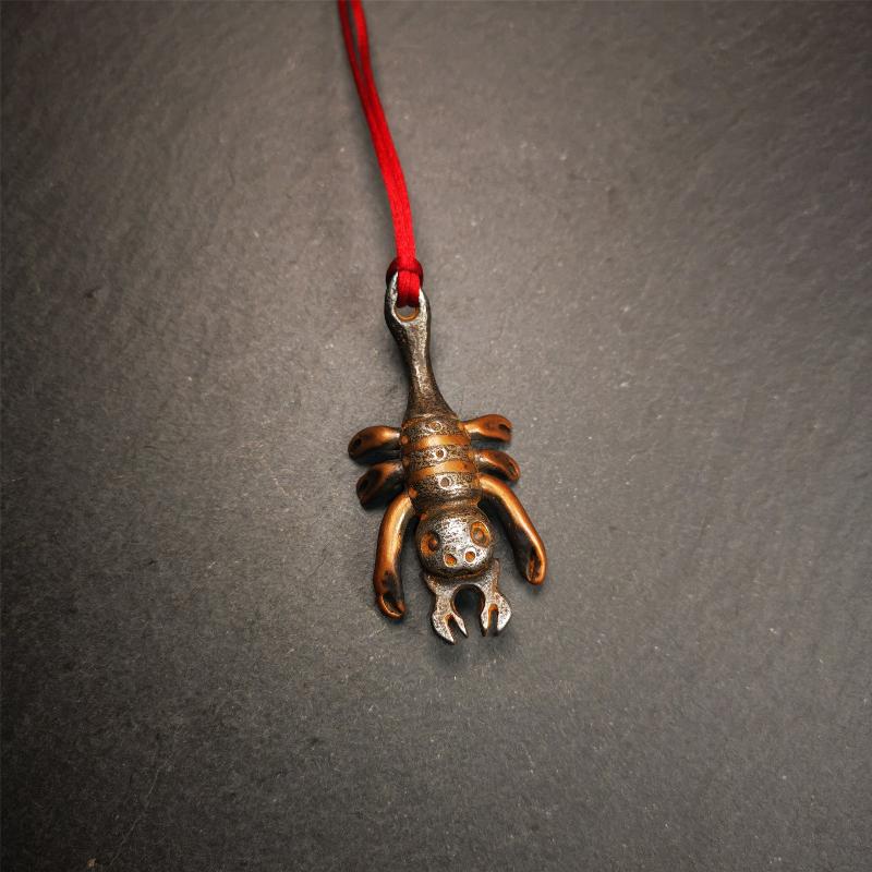 This scorpion is handmade by Tibetan craftsmen in Hepo Township, Baiyu County, the birthplace of the famous Tibetan handicrafts. It is made of cold iron,black color, the shape is scorpion guru (from Guru Rinpoche), use the copper inlaid and carved craftsmanship. The eight legs of this scorpion are carved from copper and are inlaid in a body made of thunder iron,a beautiful pattern on the abdomen of the scorpion, exquisite and beautiful craftsmanship.