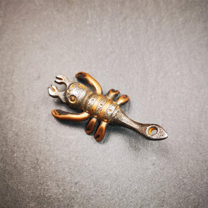 This scorpion is handmade by Tibetan craftsmen in Hepo Township, Baiyu County, the birthplace of the famous Tibetan handicrafts. It is made of cold iron,black color, the shape is scorpion guru (from Guru Rinpoche), use the copper inlaid and carved craftsmanship. The eight legs of this scorpion are carved from copper and are inlaid in a body made of thunder iron,a beautiful pattern on the abdomen of the scorpion, exquisite and beautiful craftsmanship.