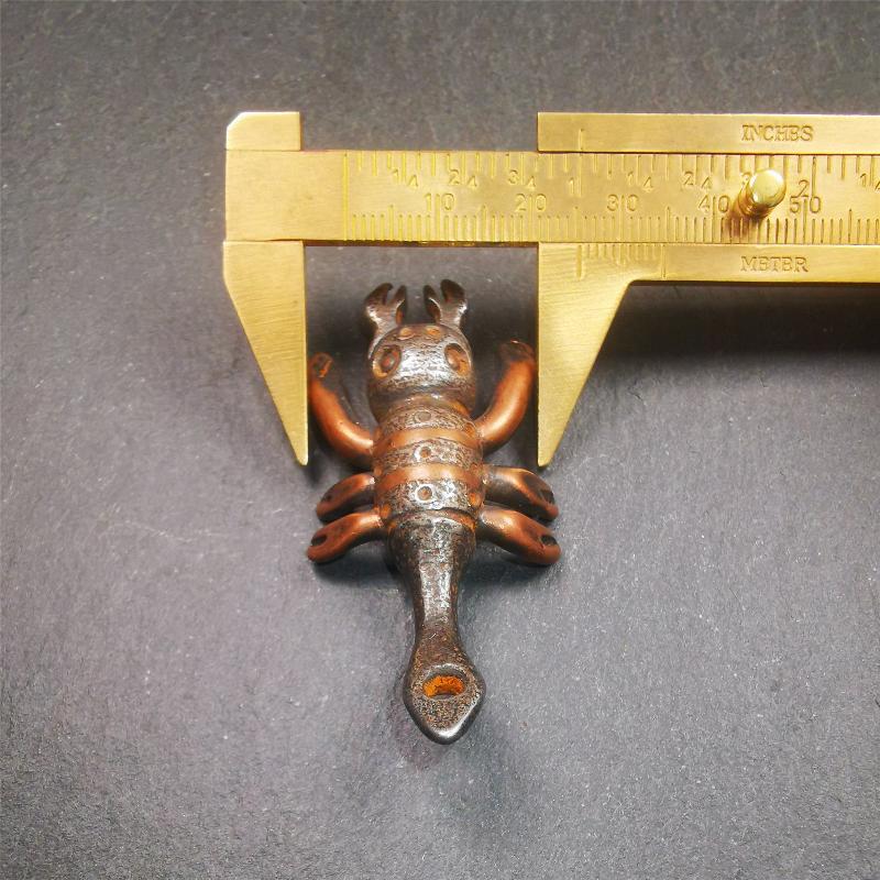 This scorpion is handmade by Tibetan craftsmen in Hepo Township, Baiyu County, the birthplace of the famous Tibetan handicrafts. It is made of cold iron,black color, the shape is scorpion guru (from Guru Rinpoche), use the copper inlaid and carved craftsmanship. The eight legs of this scorpion are carved from copper and are inlaid in a body made of thunder iron,a beautiful pattern on the abdomen of the scorpion, exquisite and beautiful craftsmanship.