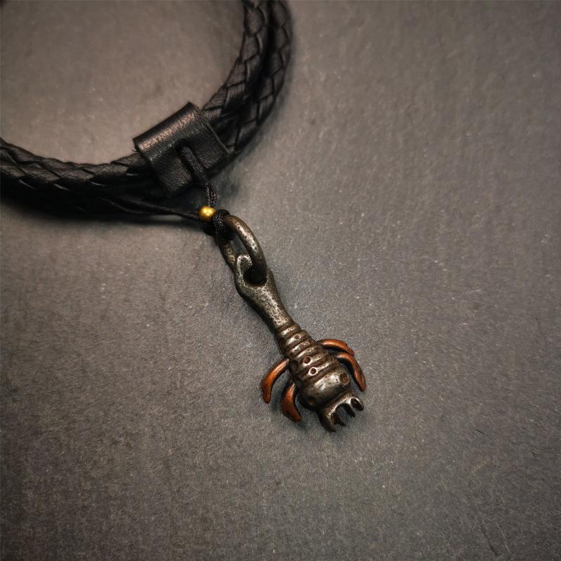 This is collect from Tibet, a old badge or pandent, made of thokcha (Cold Iron or meteoric iron), the shape is scorpion guru (from Guru Rinpoche), used the copper inlaid and carved craftsmanship. The legs of this scorpion are carved from copper and are inlaid in a body made of thunder iron,a beautiful pattern on the abdomen of the scorpion, exquisite and beautiful craftsmanship. You can make it into a necklace, or a keychain, or just put it on your desk,as an ornament.