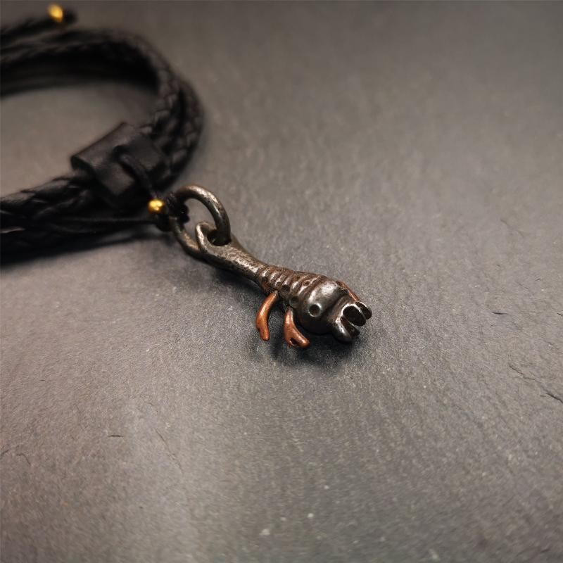 This is collect from Tibet, a old badge or pandent, made of thokcha (Cold Iron or meteoric iron), the shape is scorpion guru (from Guru Rinpoche), used the copper inlaid and carved craftsmanship. The legs of this scorpion are carved from copper and are inlaid in a body made of thunder iron,a beautiful pattern on the abdomen of the scorpion, exquisite and beautiful craftsmanship. You can make it into a necklace, or a keychain, or just put it on your desk,as an ornament.