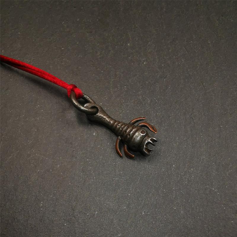 This is collect from Tibet, a old badge or pandent, made of thokcha (Cold Iron or meteoric iron), the shape is scorpion guru (from Guru Rinpoche), used the copper inlaid and carved craftsmanship. The legs of this scorpion are carved from copper and are inlaid in a body made of thunder iron,a beautiful pattern on the abdomen of the scorpion, exquisite and beautiful craftsmanship. You can make it into a necklace, or a keychain, or just put it on your desk,as an ornament.