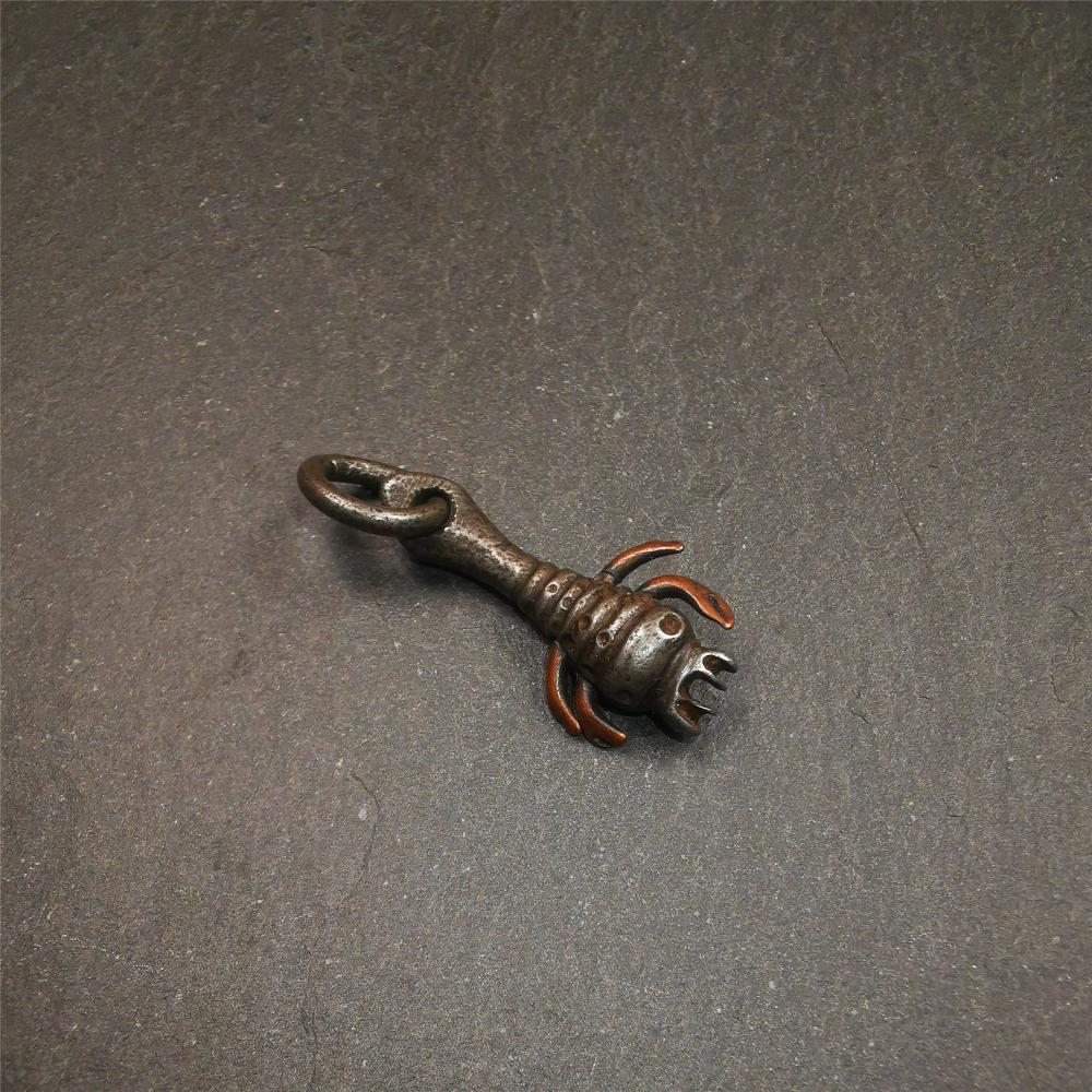 This is collect from Tibet, a old badge or pandent, made of thokcha (Cold Iron or meteoric iron), the shape is scorpion guru (from Guru Rinpoche), used the copper inlaid and carved craftsmanship. The legs of this scorpion are carved from copper and are inlaid in a body made of thunder iron,a beautiful pattern on the abdomen of the scorpion, exquisite and beautiful craftsmanship. You can make it into a necklace, or a keychain, or just put it on your desk,as an ornament.