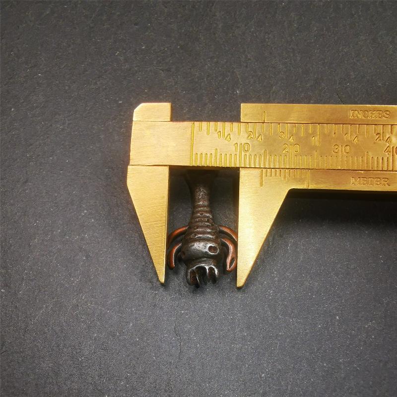 This is collect from Tibet, a old badge or pandent, made of thokcha (Cold Iron or meteoric iron), the shape is scorpion guru (from Guru Rinpoche), used the copper inlaid and carved craftsmanship. The legs of this scorpion are carved from copper and are inlaid in a body made of thunder iron,a beautiful pattern on the abdomen of the scorpion, exquisite and beautiful craftsmanship. You can make it into a necklace, or a keychain, or just put it on your desk,as an ornament.