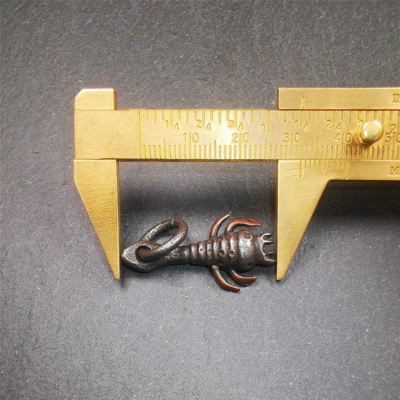 This is collect from Tibet, a old badge or pandent, made of thokcha (Cold Iron or meteoric iron), the shape is scorpion guru (from Guru Rinpoche), used the copper inlaid and carved craftsmanship. The legs of this scorpion are carved from copper and are inlaid in a body made of thunder iron,a beautiful pattern on the abdomen of the scorpion, exquisite and beautiful craftsmanship. You can make it into a necklace, or a keychain, or just put it on your desk,as an ornament.