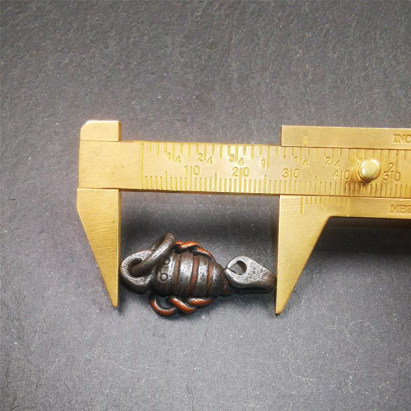 This scorpion amulet is made by Tibetan craftsmen in Hepo Township, Baiyu County, the birthplace of the famous Tibetan handicrafts. It is made of cold iron and copper,black color, size is 1.26 × 0.67 inches.The body is cold iron,and the legs are copper wire. You can make it into a necklace, or a keychain, or just put it in your shrine.