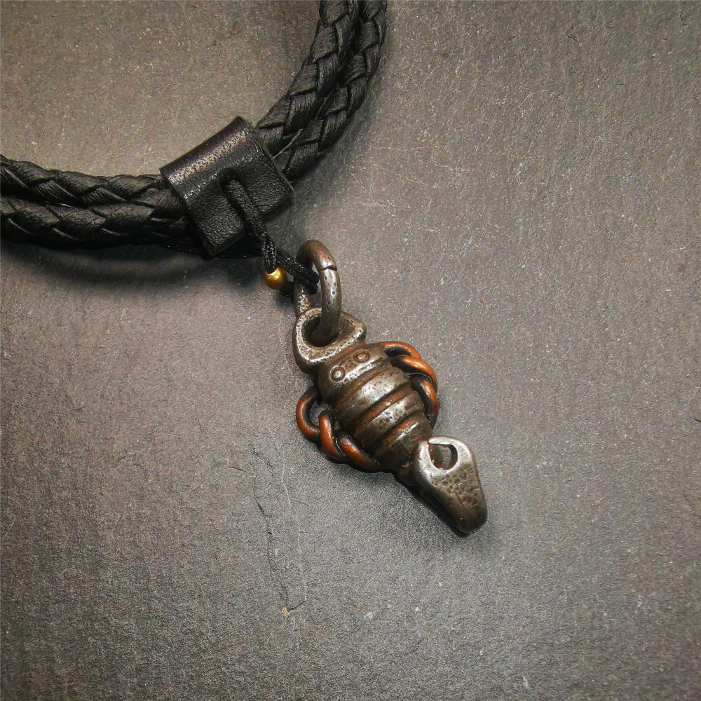 This scorpion amulet is made by Tibetan craftsmen in Hepo Township, Baiyu County, the birthplace of the famous Tibetan handicrafts. It is made of cold iron and copper,black color, size is 1.26 × 0.67 inches.The body is cold iron,and the legs are copper wire. You can make it into a necklace, or a keychain, or just put it in your shrine.