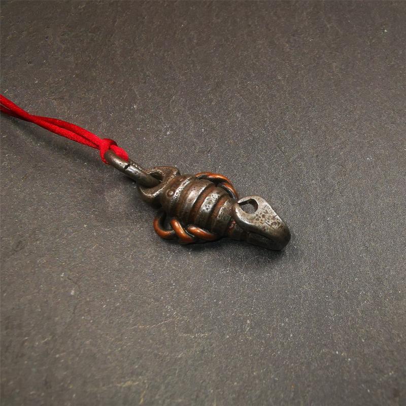 This scorpion amulet is made by Tibetan craftsmen in Hepo Township, Baiyu County, the birthplace of the famous Tibetan handicrafts. It is made of cold iron and copper,black color, size is 1.26 × 0.67 inches.The body is cold iron,and the legs are copper wire. You can make it into a necklace, or a keychain, or just put it in your shrine.