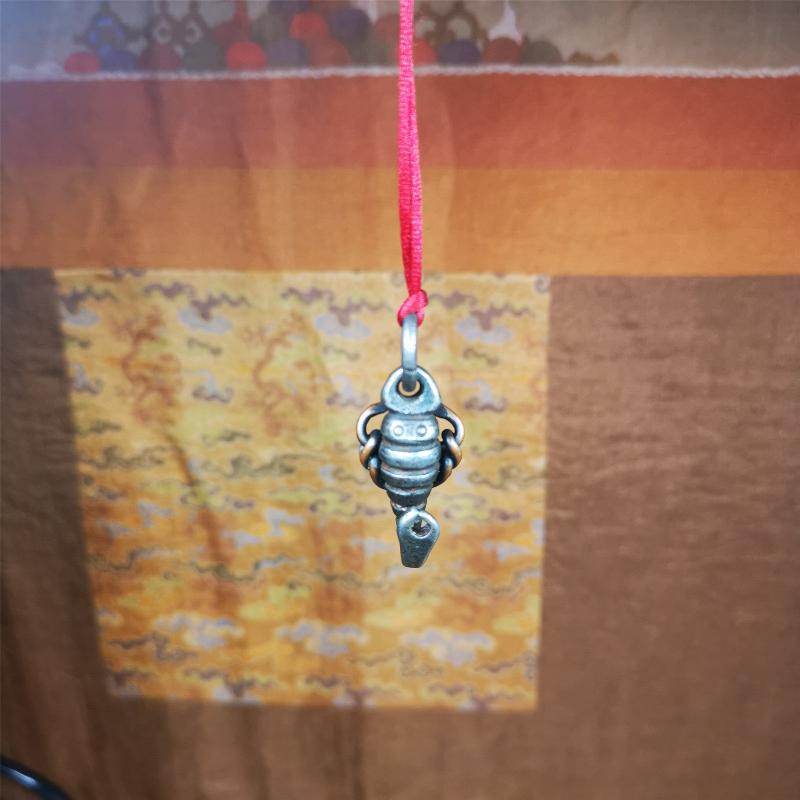 This scorpion amulet is made by Tibetan craftsmen in Hepo Township, Baiyu County, the birthplace of the famous Tibetan handicrafts. It is made of cold iron and copper,black color, size is 1.26 × 0.67 inches.The body is cold iron,and the legs are copper wire. You can make it into a necklace, or a keychain, or just put it in your shrine.