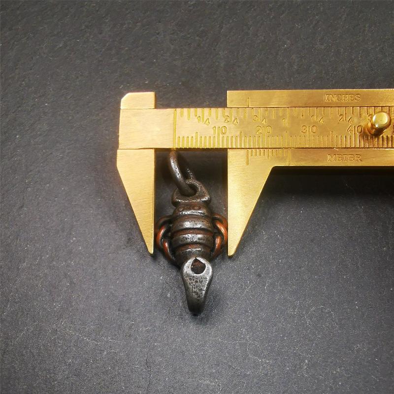 This scorpion amulet is made by Tibetan craftsmen in Hepo Township, Baiyu County, the birthplace of the famous Tibetan handicrafts. It is made of cold iron and copper,black color, size is 1.26 × 0.67 inches.The body is cold iron,and the legs are copper wire. You can make it into a necklace, or a keychain, or just put it in your shrine.