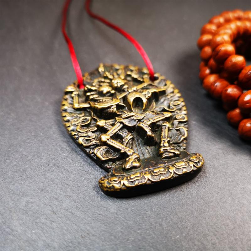 This beautiful Skull Masters of Sitavana statue was collected from Gerze Tibet. It is Masters of Sitavana,the corpse forest owner and his wife stand hugging and standing on the seat cushion. It's made of brass,yellow color,size is 2.1 × 1.8 inches.