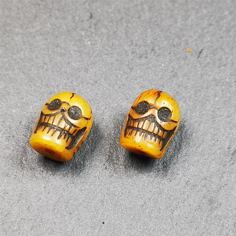 These marker beads were handmade by Tibetan craftsmen and come from Hepo Town, Baiyu County, the birthplace of the famous Tibetan handicrafts. It is made of yak bone,carved skull pattern,beige color,size is 0.4" × 0.5". Fit for 6-10mm mala (The reference in the photo is 7mm mala)