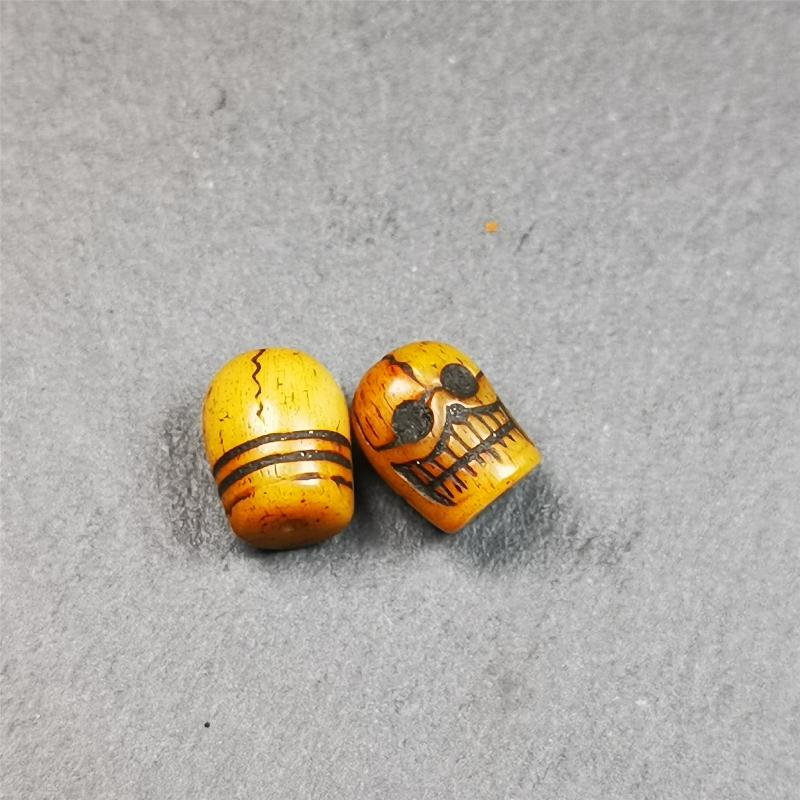 These marker beads were handmade by Tibetan craftsmen and come from Hepo Town, Baiyu County, the birthplace of the famous Tibetan handicrafts. It is made of yak bone,carved skull pattern,beige color,size is 0.4" × 0.5". Fit for 6-10mm mala (The reference in the photo is 7mm mala)