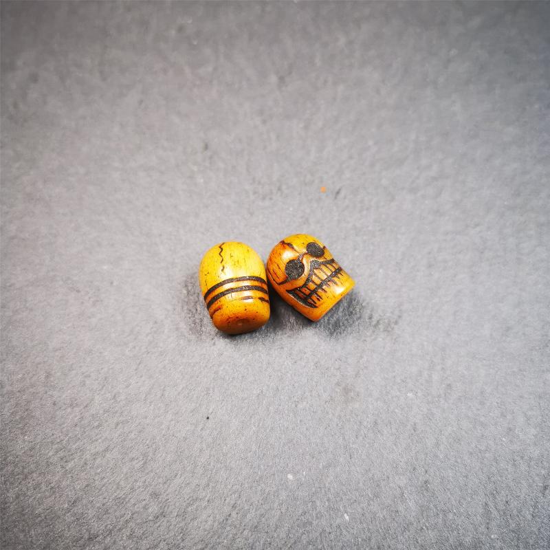 These marker beads were handmade by Tibetan craftsmen and come from Hepo Town, Baiyu County, the birthplace of the famous Tibetan handicrafts. It is made of yak bone,carved skull pattern,beige color,size is 0.4" × 0.5". Fit for 6-10mm mala (The reference in the photo is 7mm mala)