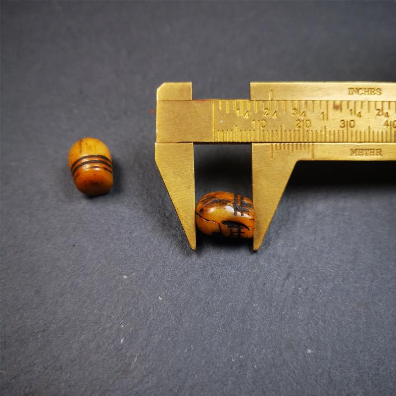 These marker beads were handmade by Tibetan craftsmen and come from Hepo Town, Baiyu County, the birthplace of the famous Tibetan handicrafts. It is made of yak bone,carved skull pattern,beige color,size is 0.4" × 0.5". Fit for 6-10mm mala (The reference in the photo is 7mm mala)