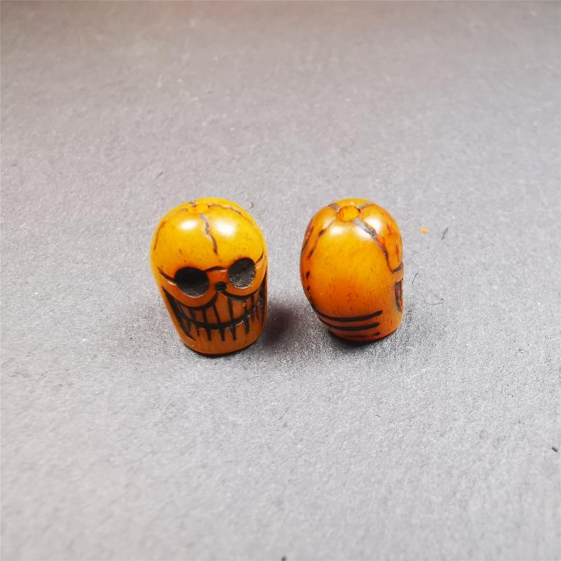 These marker beads were handmade by Tibetan craftsmen and come from Hepo Town, Baiyu County, the birthplace of the famous Tibetan handicrafts. It is made of yak bone,carved skull pattern,beige color,size is 0.4" × 0.5". Fit for 6-10mm mala (The reference in the photo is 7mm mala)