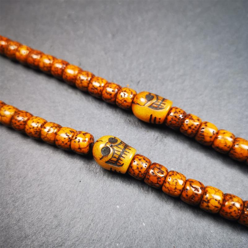 These marker beads were handmade by Tibetan craftsmen and come from Hepo Town, Baiyu County, the birthplace of the famous Tibetan handicrafts. It is made of yak bone,carved skull pattern,beige color,size is 0.4" × 0.5". Fit for 6-10mm mala (The reference in the photo is 7mm mala)