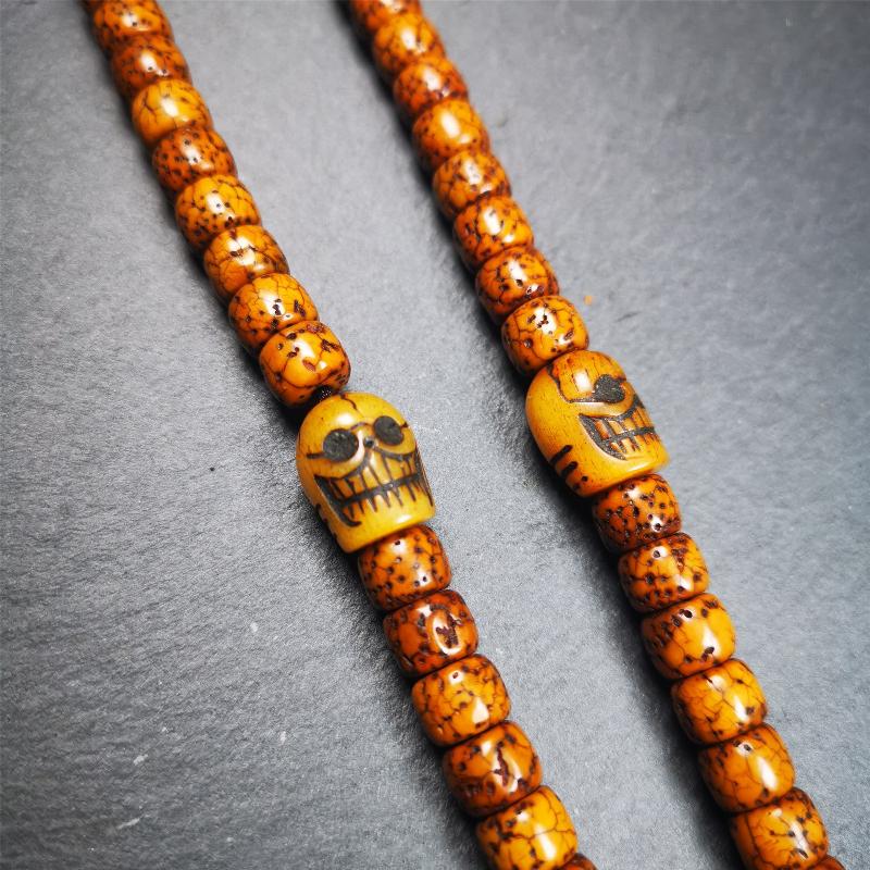These marker beads were handmade by Tibetan craftsmen and come from Hepo Town, Baiyu County, the birthplace of the famous Tibetan handicrafts. It is made of yak bone,carved skull pattern,beige color,size is 0.4" × 0.5". Fit for 6-10mm mala (The reference in the photo is 7mm mala)