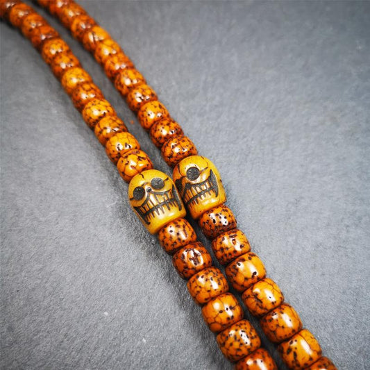 These marker beads were handmade by Tibetan craftsmen and come from Hepo Town, Baiyu County, the birthplace of the famous Tibetan handicrafts. It is made of yak bone,carved skull pattern,beige color,size is 0.4" × 0.5". Fit for 6-10mm mala (The reference in the photo is 7mm mala)