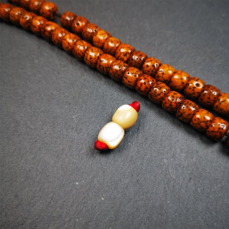 These marker beads were handmade by Tibetan craftsmen and come from Hepo Town, Baiyu County, the birthplace of the famous Tibetan handicrafts. It is made of fish bone,carved skull pattern,beige color,size is 0.3" × 0.3". Fit for 5-8mm mala (The reference in the photo is 7mm mala)