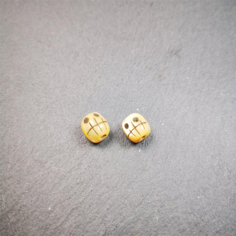 These marker beads were handmade by Tibetan craftsmen and come from Hepo Town, Baiyu County, the birthplace of the famous Tibetan handicrafts. It is made of fish bone,carved skull pattern,beige color,size is 0.3" × 0.3". Fit for 5-8mm mala (The reference in the photo is 7mm mala)