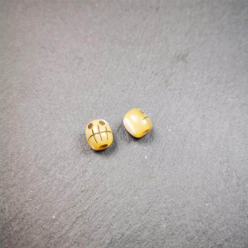 These marker beads were handmade by Tibetan craftsmen and come from Hepo Town, Baiyu County, the birthplace of the famous Tibetan handicrafts. It is made of fish bone,carved skull pattern,beige color,size is 0.3" × 0.3". Fit for 5-8mm mala (The reference in the photo is 7mm mala)