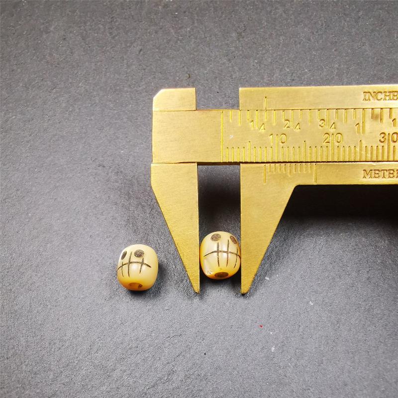 These marker beads were handmade by Tibetan craftsmen and come from Hepo Town, Baiyu County, the birthplace of the famous Tibetan handicrafts. It is made of fish bone,carved skull pattern,beige color,size is 0.3" × 0.3". Fit for 5-8mm mala (The reference in the photo is 7mm mala)
