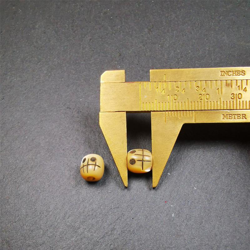 These marker beads were handmade by Tibetan craftsmen and come from Hepo Town, Baiyu County, the birthplace of the famous Tibetan handicrafts. It is made of fish bone,carved skull pattern,beige color,size is 0.3" × 0.3". Fit for 5-8mm mala (The reference in the photo is 7mm mala)