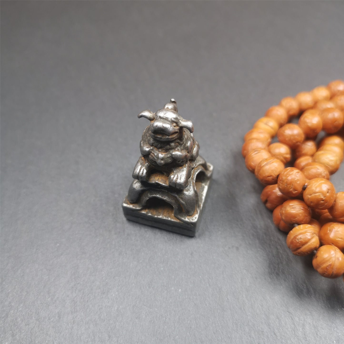 This antique seal was collected from Derge,Tibet,about 30 years old. It is made of cold iron,carved Snow Lion Shape, and Stupa symbol seal on the bottom,size is 1.38 inches.