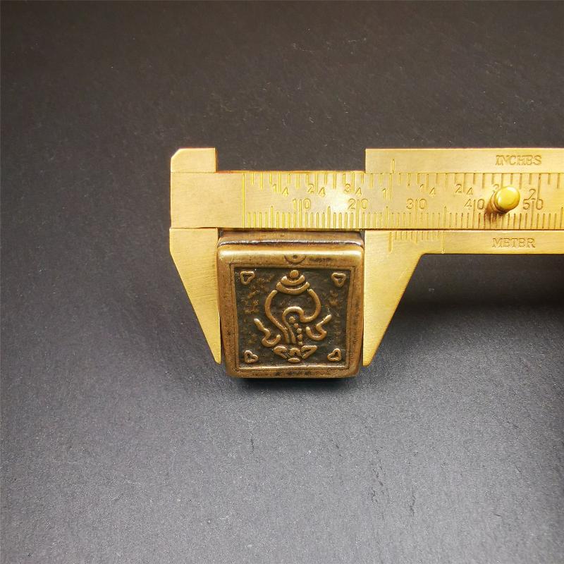 This vintage tibetan conch seal was collected from Derge Tibet,about 30 years old. It is made of cold iron,inlaid brass,carved conch pattern at the bottom,size is 1.18 inches.